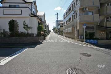 敷地東側の前面道路(北側から)
