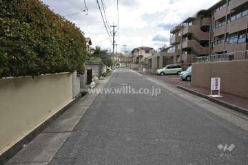 敷地北側の前面道路(西側から)
