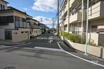敷地南東側の前面道路(北東側から)