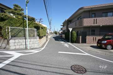 敷地北西側の前面道路(南西側から)