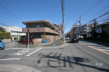 敷地南側の前面道路(西側から)
