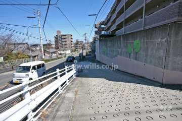 敷地北側の前面道路(西側から)