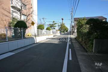 敷地東側の前面道路(南側から)