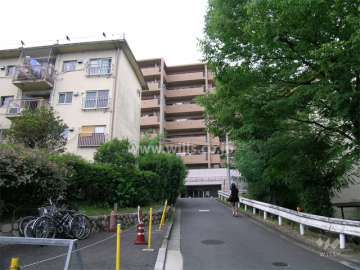 駅からの道のりに一部坂があります。