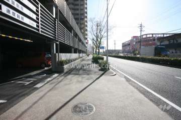 敷地西側の前面道路