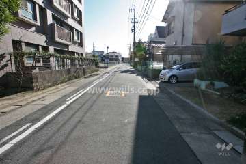 敷地西側の前面道路(北側から)