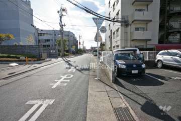 敷地東側の前面道路(北側から)