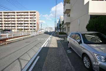 敷地西側の前面道路(南側から)