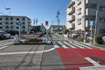 敷地南東側の前面道路(北東側から)