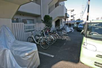 駐輪場とバイク置き場