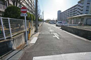 敷地南西側の前面道路(北西側から)