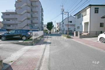 敷地西側の前面道路(北側から)