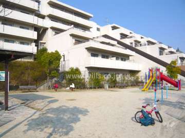 名塩石坂公園に隣接しています。