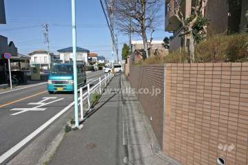 敷地西側の前面道路（南側から）