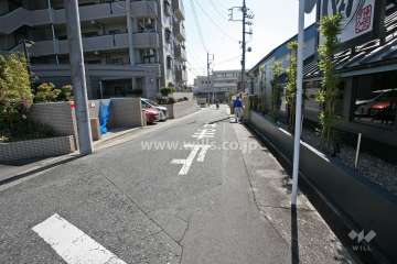 敷地西側の前面道路