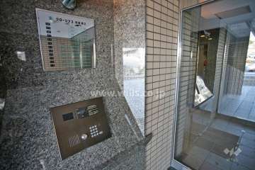 エントランスはオートロック付きです。