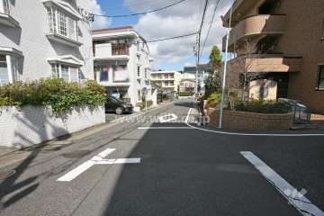 敷地東側の前面道路(南側から)