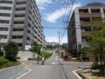 周辺はマンションと一戸建てが混在する静かな住宅地です。