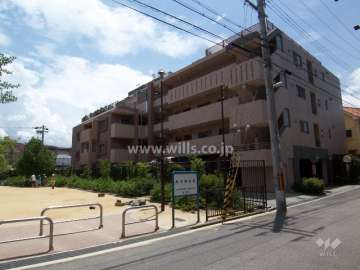 サンメゾン千里山クレアドゥースの外観(北東側から)公園に隣接しています。