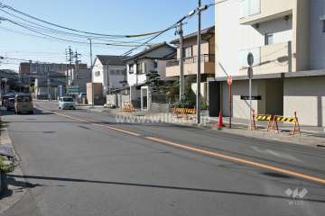 敷地東側の前面道路(北側から)