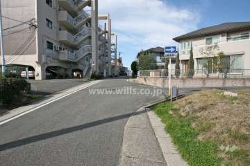 敷地北側の前面道路（東側から）