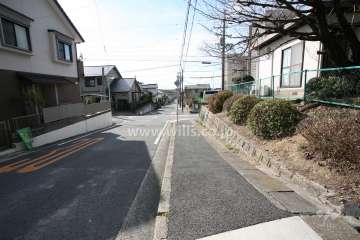 敷地東側の前面道路（北側から）