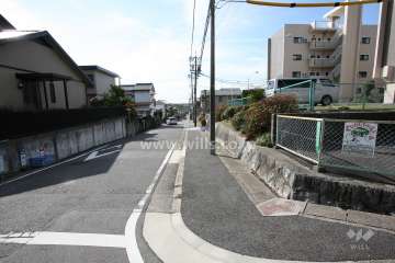 敷地東側の前面道路（北側から）