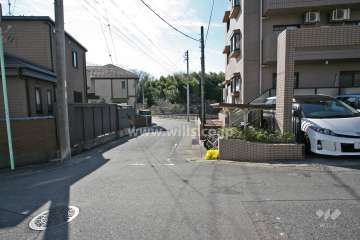 敷地東側の前面道路(北側から)
