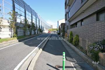 敷地西側の前面道路（南側から）