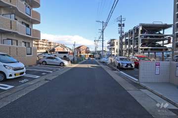 敷地北側の前面道路（西側から）