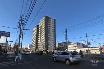 プレイズ徳重ミッドヒルズの遠景。周辺は住宅の他、店舗や事務所などが混在する街です。