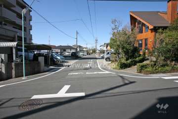 敷地北側の前面道路(東側から)