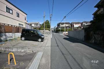 敷地東側の前面道路（南側から）