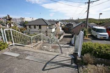 敷地内東側の通路