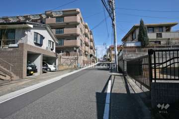 敷地南東側の前面道路(南西側から)