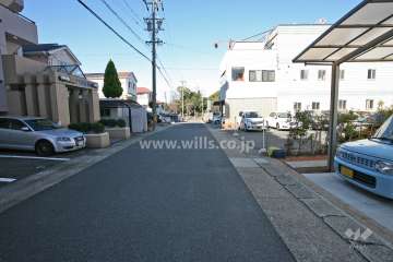 敷地北側の前面道路（東側から）