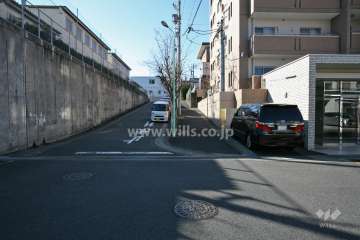 敷地東側の前面道路(北側から)