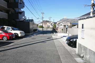 敷地北側の前面道路（東側から）