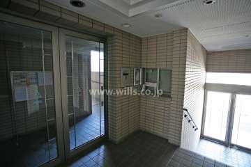 エントランスはオートロック付きです。