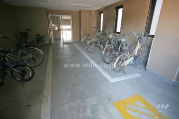 屋内に設けられた駐輪場