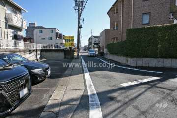 敷地北西側の前面道路(南西側から)