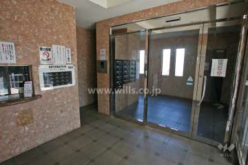 エントランスはオートロック付きです。