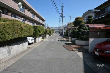 敷地南側の前面道路(西側から)
