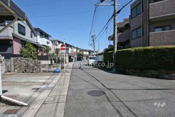 敷地北西側の前面道路(南西側から)