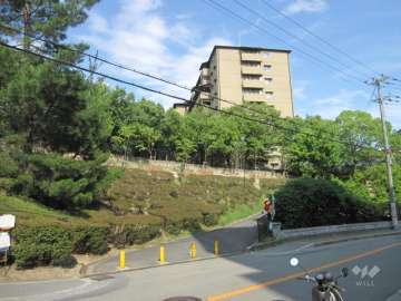 メゾン千里丘4番街K棟へ続く通路