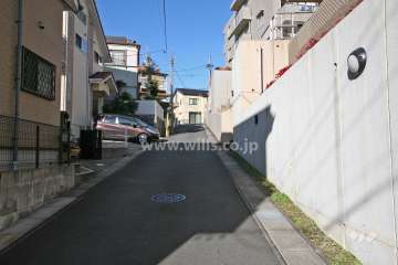 敷地西側の前面道路