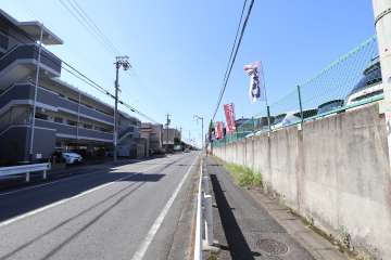 敷地北側の前面道路（東側から）