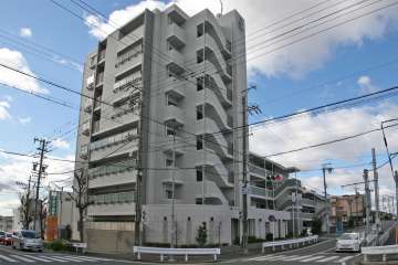 ファミリアーレ鹿山の外観(北東側から)