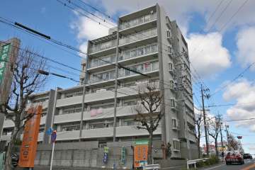 ファミリアーレ鹿山の外観(南東側から)