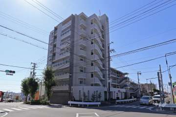 ファミリアーレ鹿山の外観（北東側から）